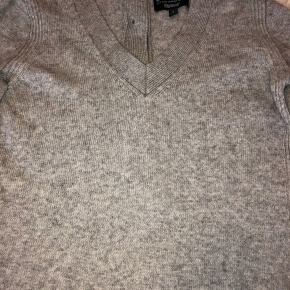 BANANA REPUBLIC Filpucci Merino Cashmere Blend V-Neck Back Buttons Sweater - Picture 6 of 9